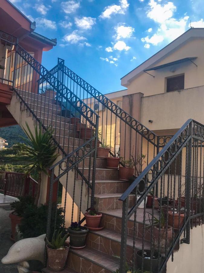 Jovana -- Porodicni Apartmani Igalo Херцег-Нови Экстерьер фото