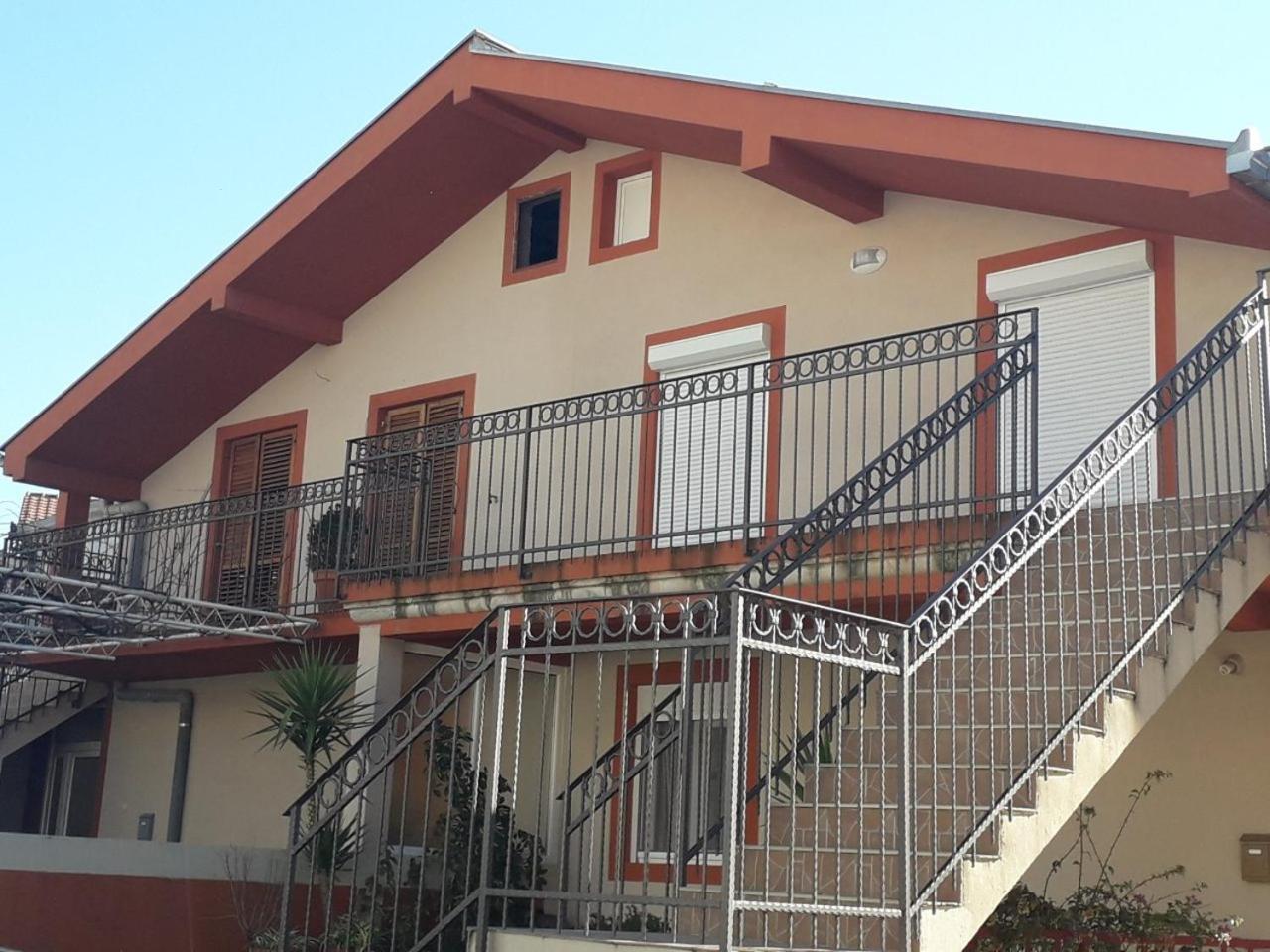 Jovana -- Porodicni Apartmani Igalo Херцег-Нови Экстерьер фото